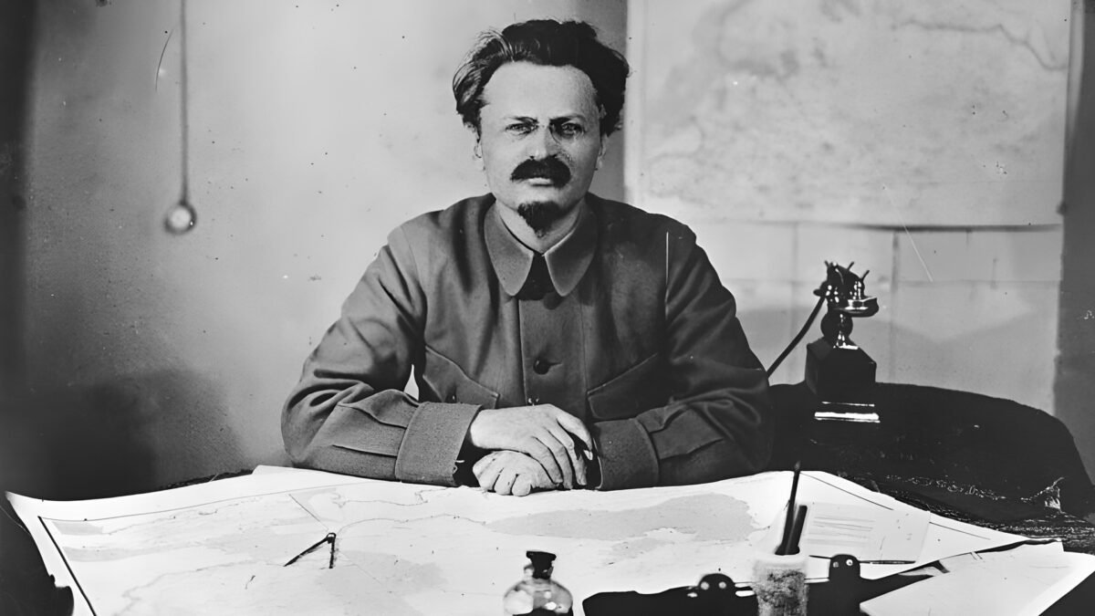 O sumiço de Trotsky na foto