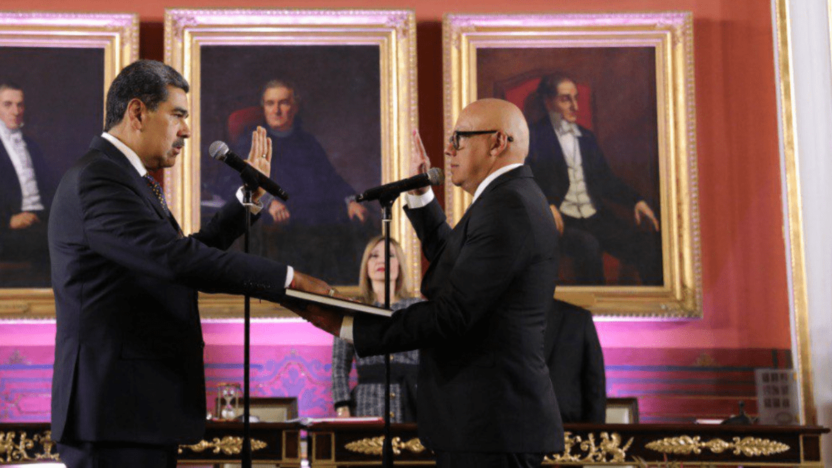 Maduro veste oficialmente o traje de ditador com um juramento expresso ilegal