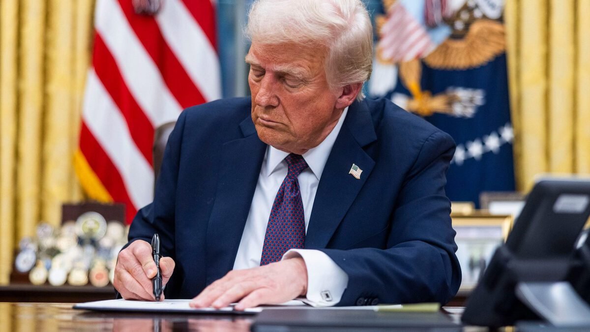 Trump impõe uma tarifa de 25% aos países que compram petróleo da Venezuela