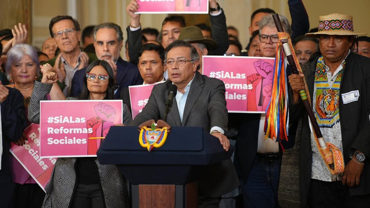 Petro ameaça uma revolta social se suas reformas não forem submetidas a um referendo