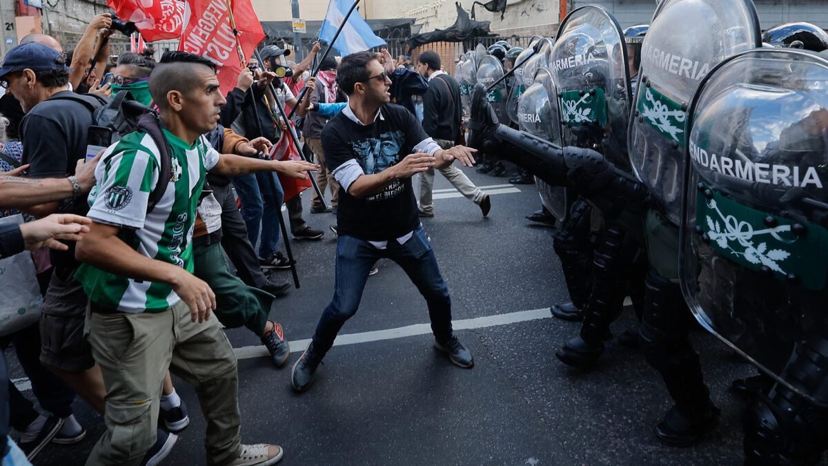 Hooligans e manifestantes usam uma marcha de aposentados para inundar o Congresso argentino com violência