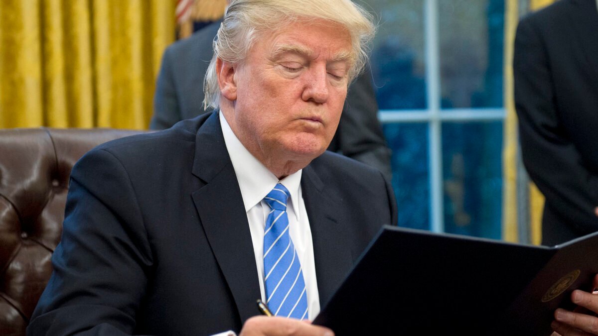 Trump revoga liberdade condicional de 530 mil cubanos, haitianos, nicaraguenses e venezuelanos