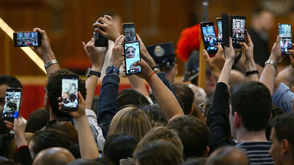 As mídias sociais ganham destaque na despedida de Francisco, graças às selfies em frente ao seu caixão