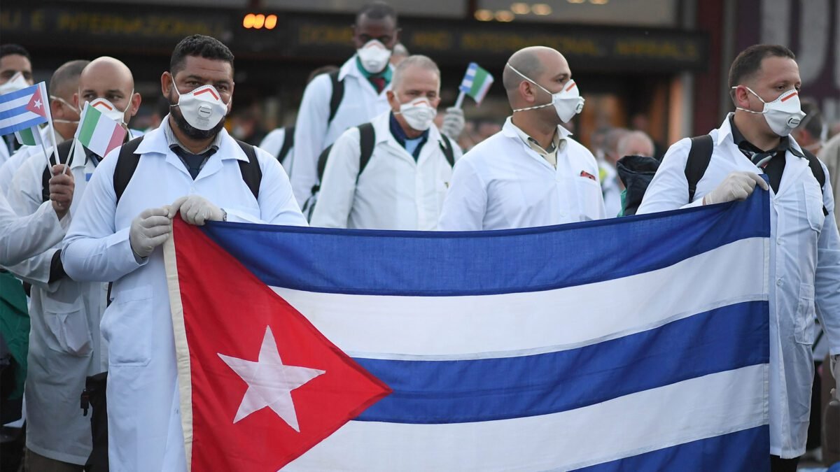 Ditadura cubana nega certificação a médicos desertores para exercerem a profissão no exterior