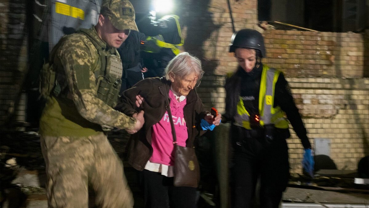 Rússia chuta a mesa e lança ataque massivo à Ucrânia: oito mortos e 70 feridos