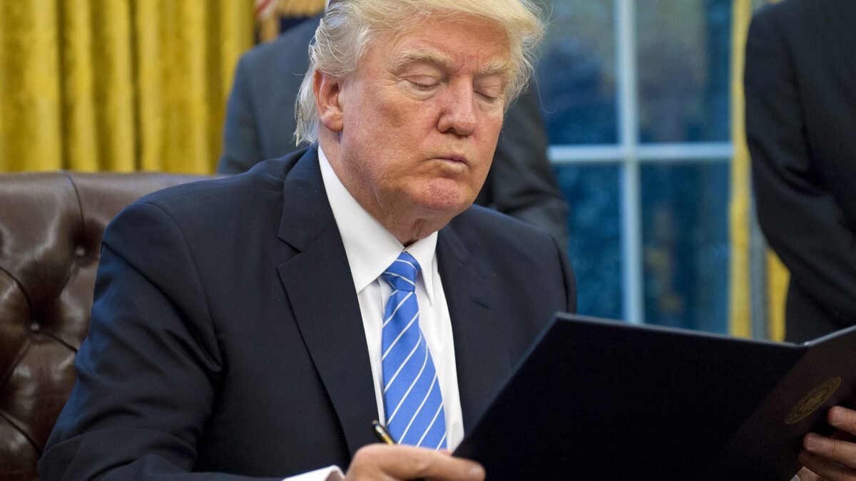 Trump agita os EUA em seus primeiros 100 dias com um número recorde de ordens executivas