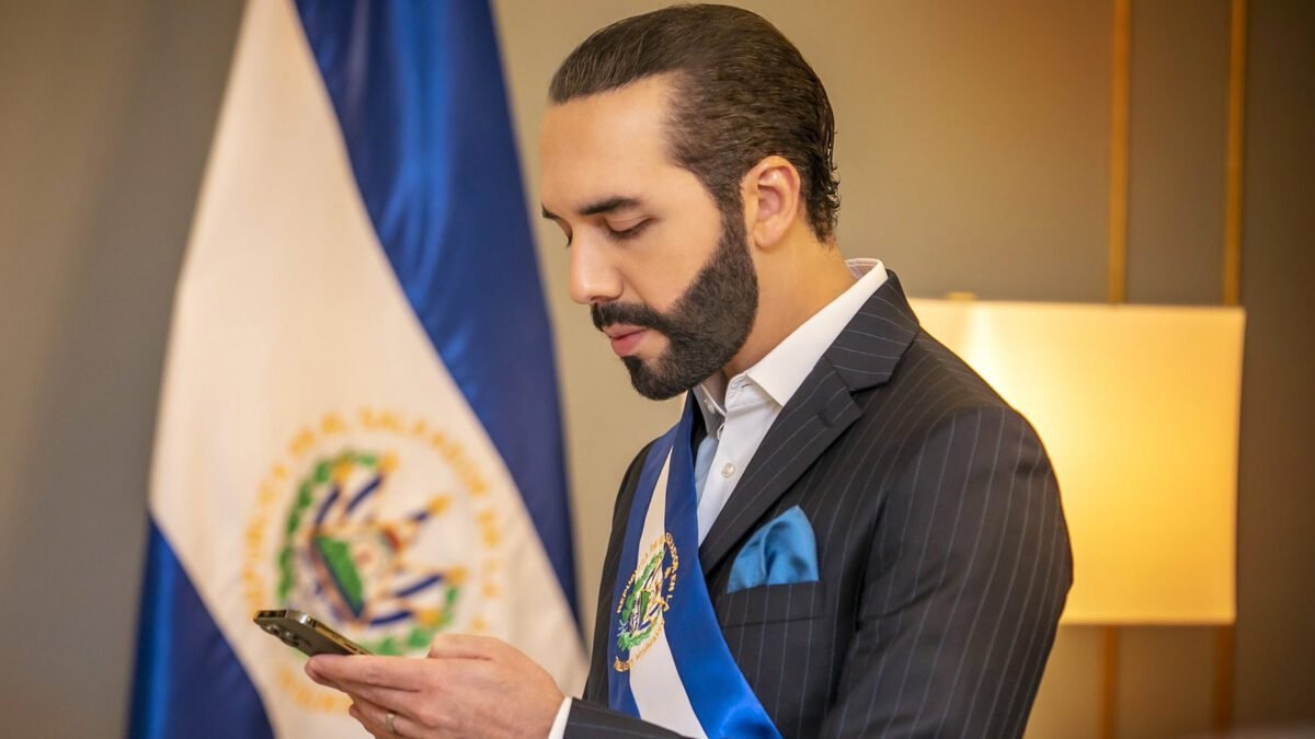 Bukele planeja dobrar o tamanho da mega prisão que abriga imigrantes