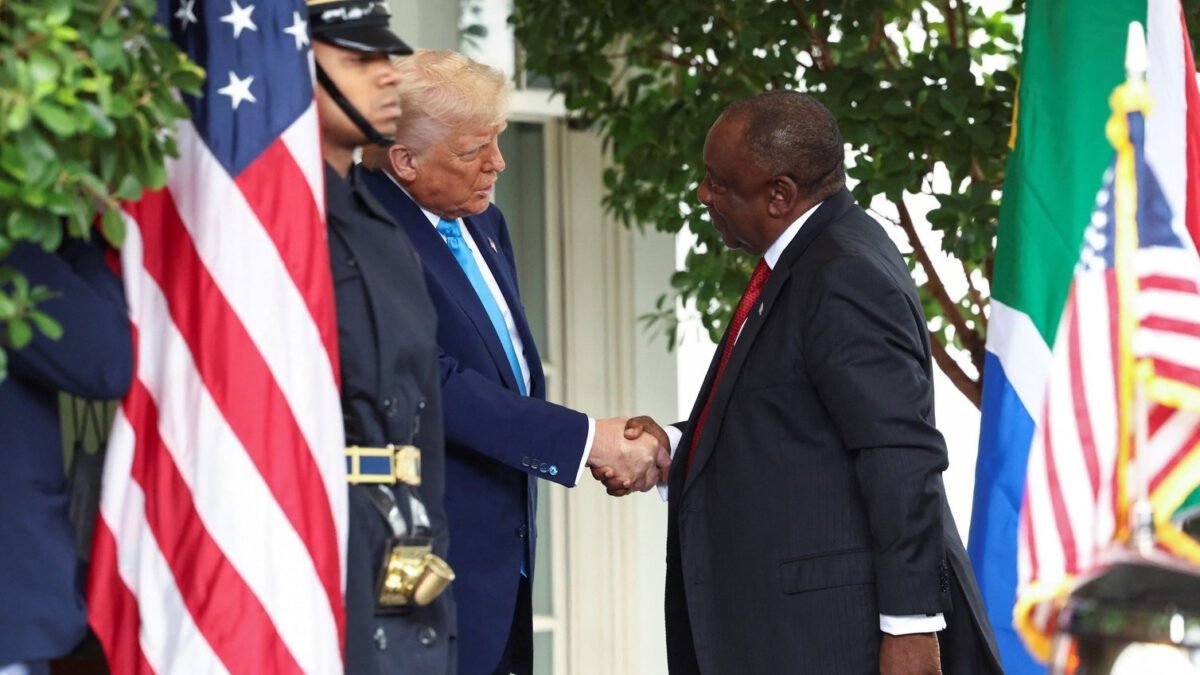 Trump encurrala presidente sul-africano para denunciar genocídio contra brancos