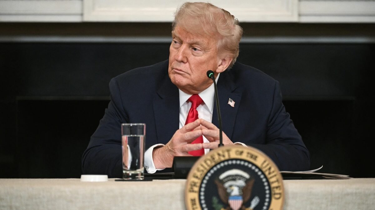 Trump nega contatos com o Irã e ameaça reagir com firmeza se eles atacarem os EUA