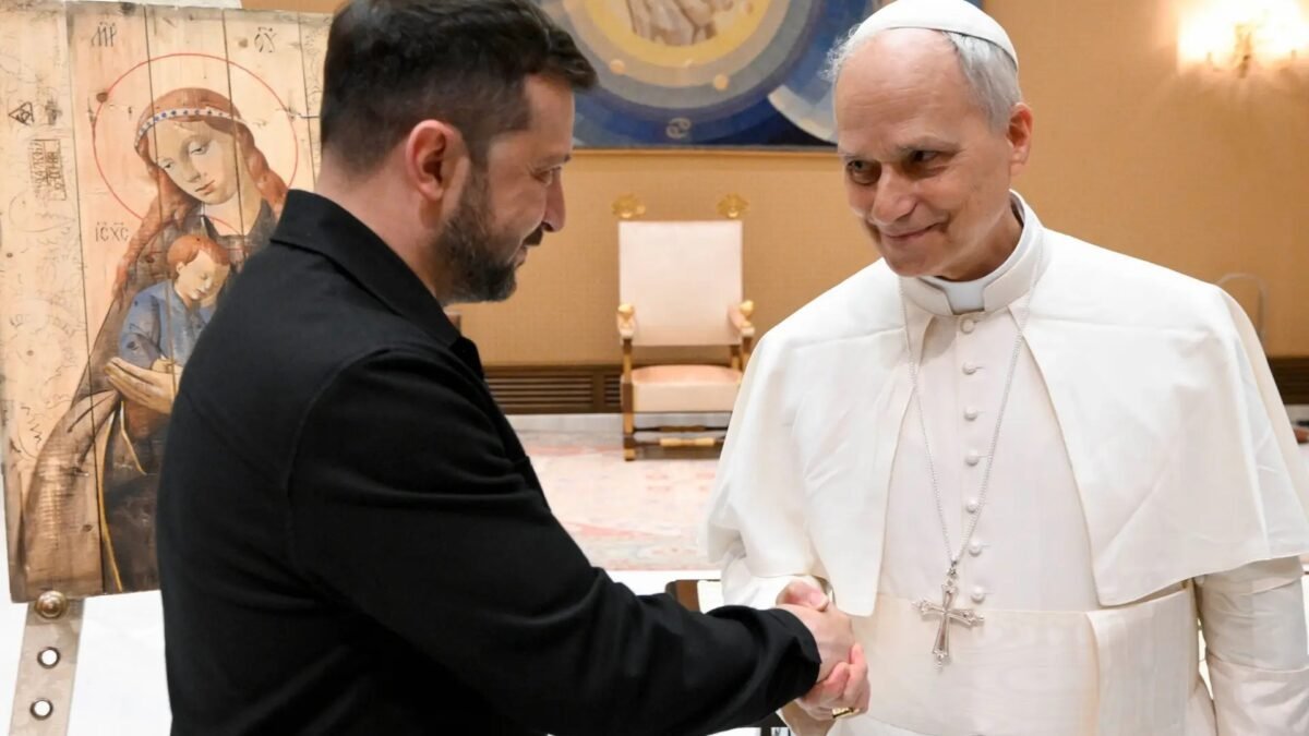 Leão XIV convida Zelensky e a Rússia a negociar a paz no Vaticano e pede diálogo
