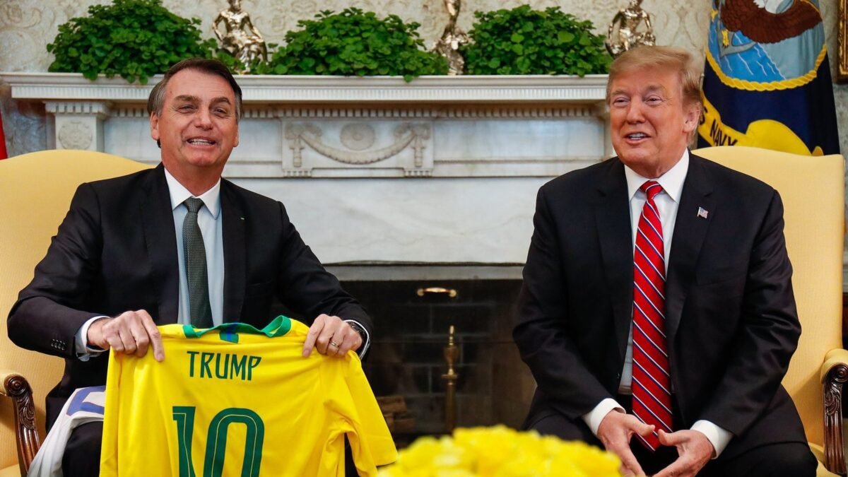 Bolsonaro diz que tem o “poder” de evitar tarifas sobre o Brasil se conversar com Trump