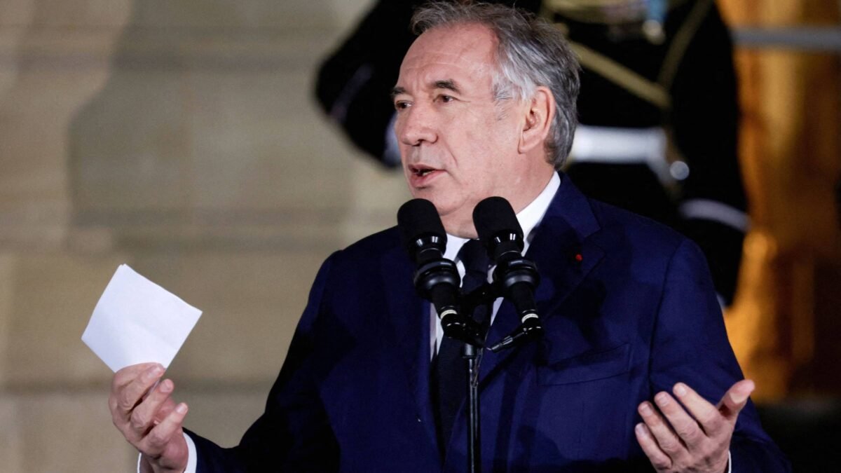 A França eliminará feriados e cortará empregos públicos para reduzir sua dívida multimilionária