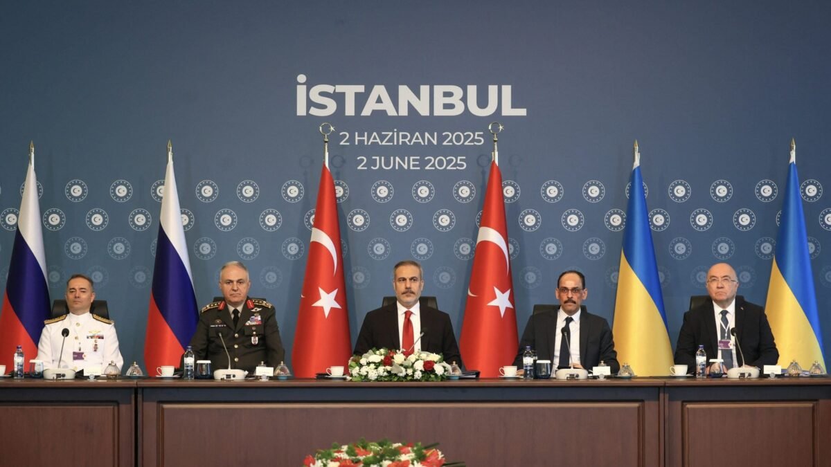 Russos e ucranianos retornam relutantemente a Istambul após o ultimato de Trump