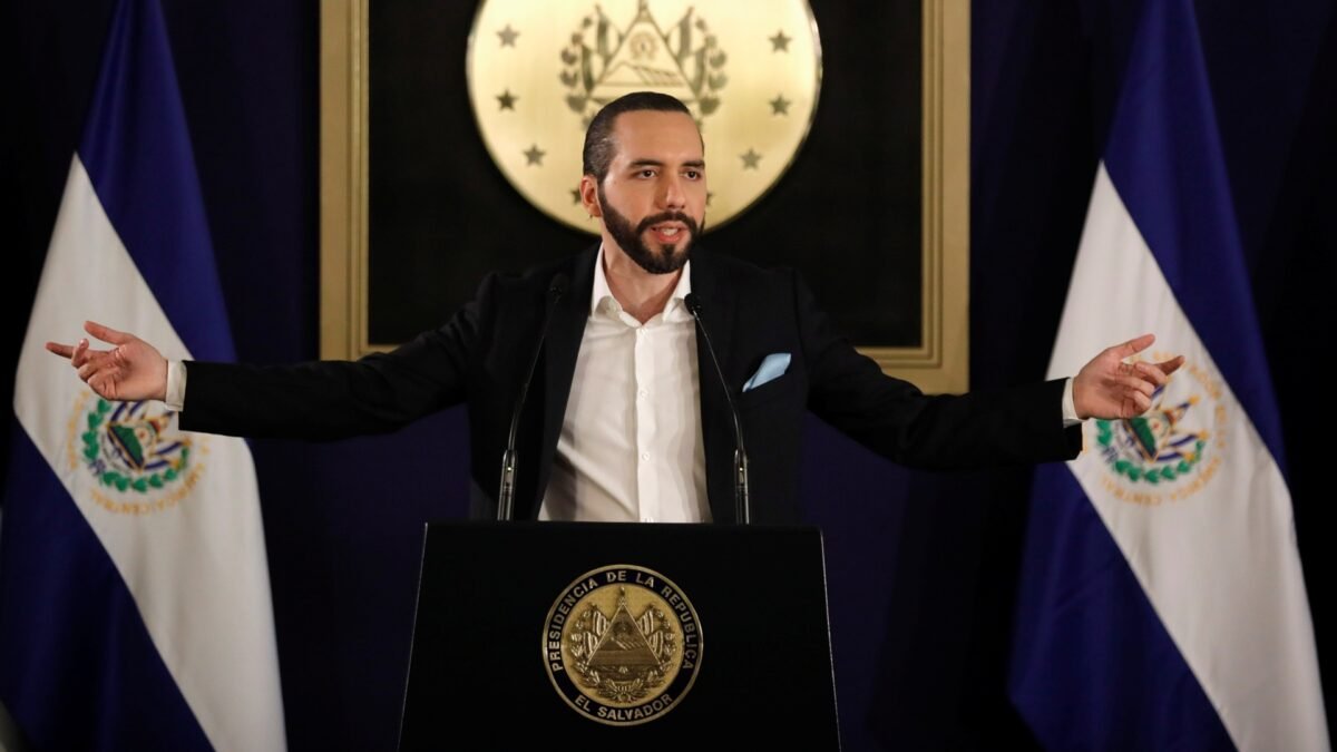 Bukele defende a reeleição indefinida sugerindo o estabelecimento de uma monarquia