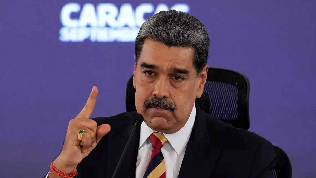 Maduro admite estar cercado por oito navios com 1.200 mísseis e um submarino nuclear
