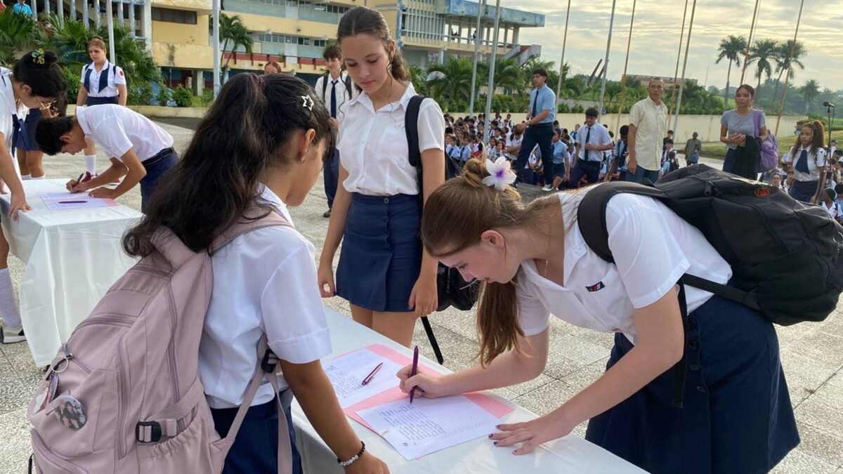 Ditadura cubana obriga jovens e crianças a assinarem lista de apoio a Maduro