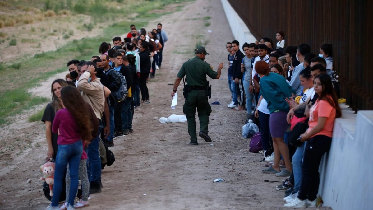 EUA registra uma redução de 2,2 milhões de estrangeiros devido às políticas de Trump