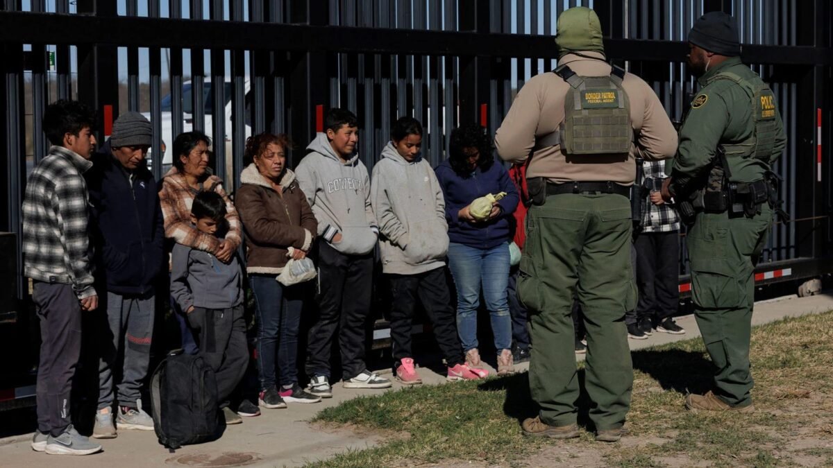 Detenções de migrantes na fronteira sul dos EUA caem para níveis de 1970