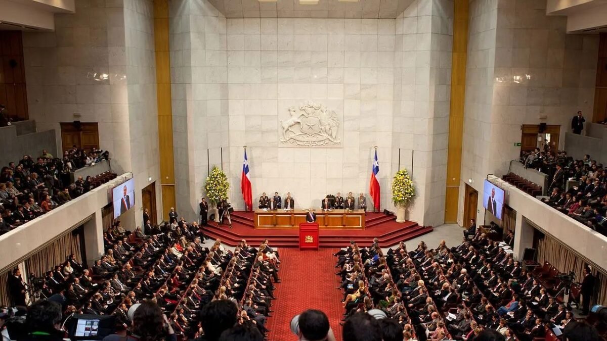 A direita chilena conquista sua maior vitória parlamentar, enquanto o partido governista sofre sua pior derrota