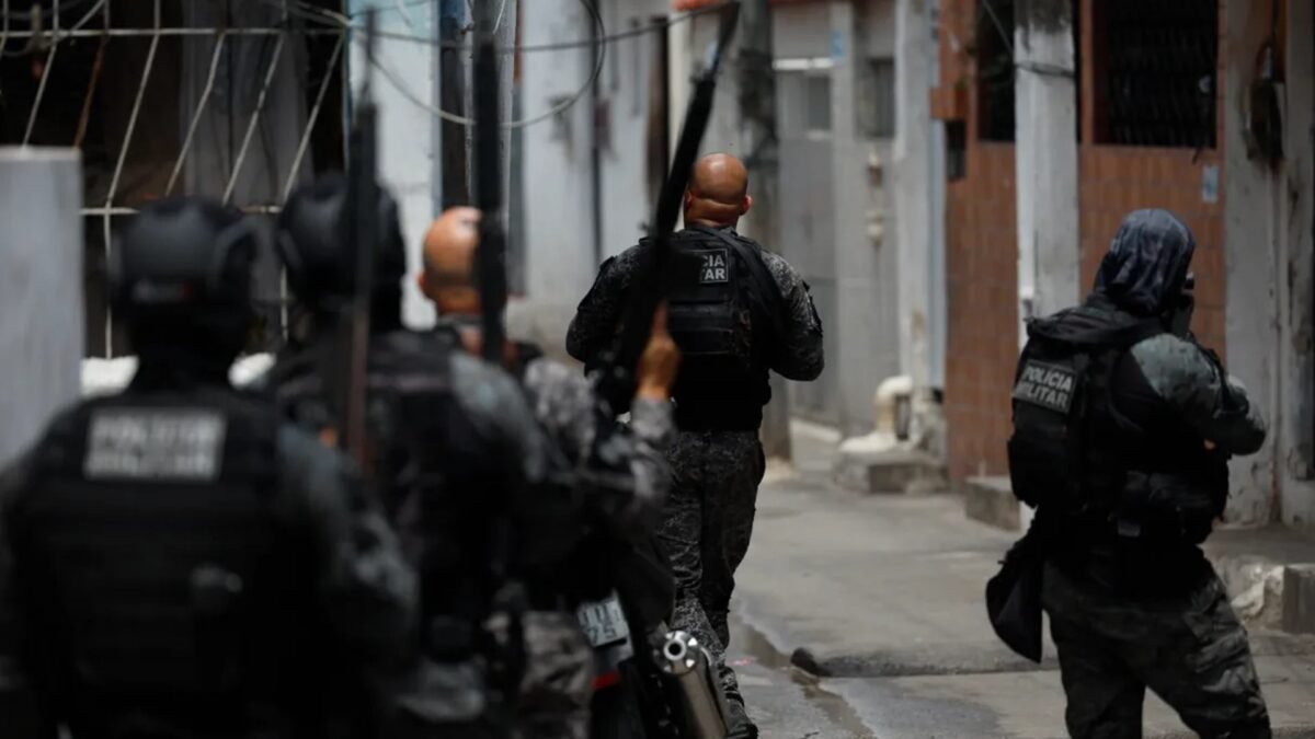 Tráfico de armas na América Latina: o arsenal do Comando Vermelho