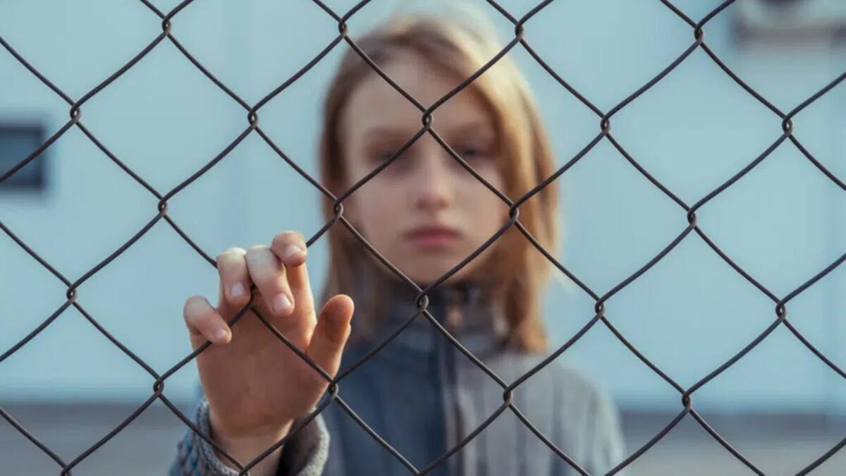 Crianças transformadas em assassinos: como menores são recrutados na Europa para cometer crimes violentos