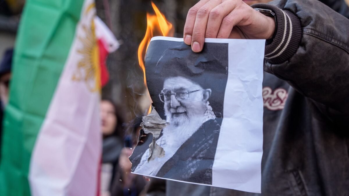 Os olhos do mundo voltados para a brutal repressão no Irã: Trump busca a queda de mais um regime