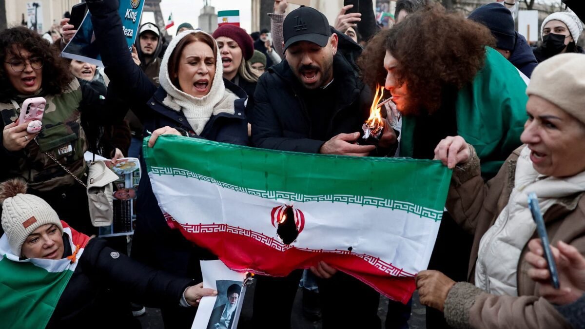 Regime iraniano cobra até US$ 6.000 aos familiares das vítimas mortas em protestos pelas balas usadas para matá-las