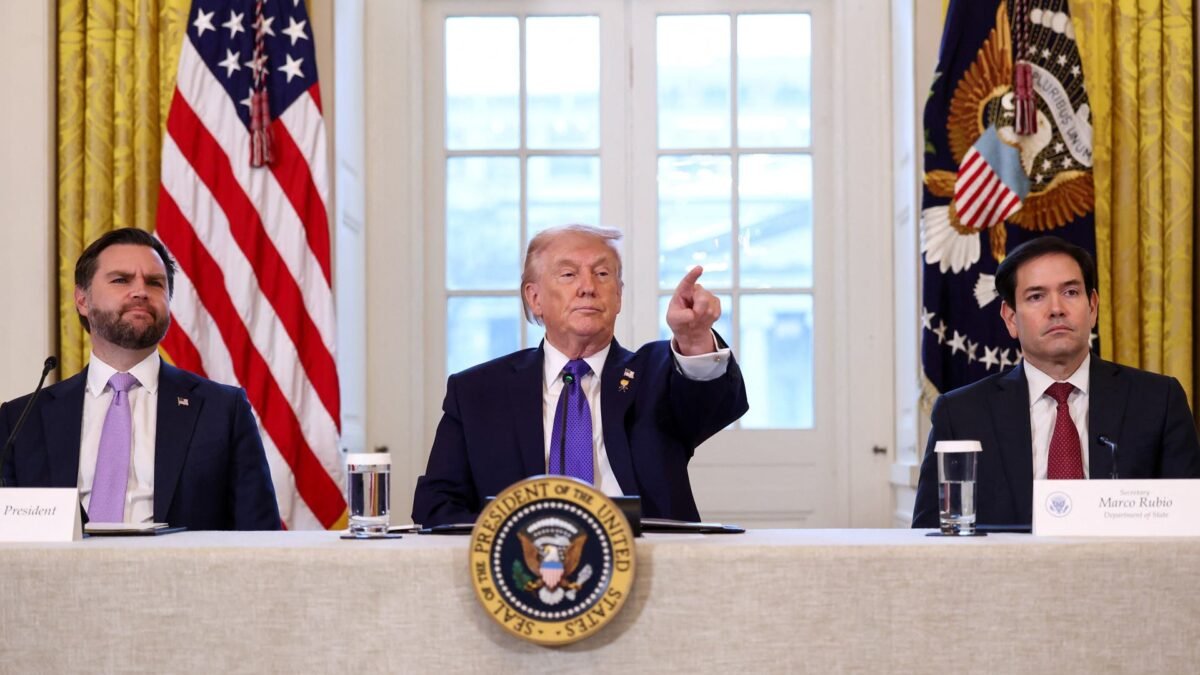 Equipe de Trump prepara opções militares no Irã