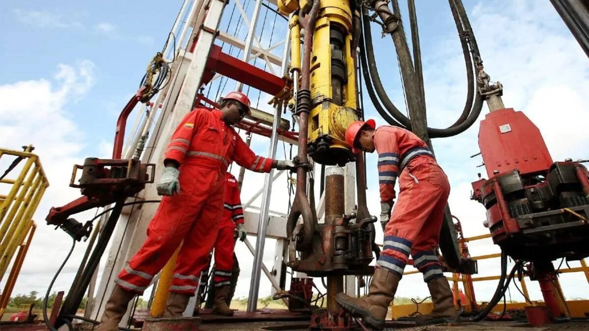 Poços de petróleo começam a ser reabertos na Venezuela e os embarques para os EUA são retomados