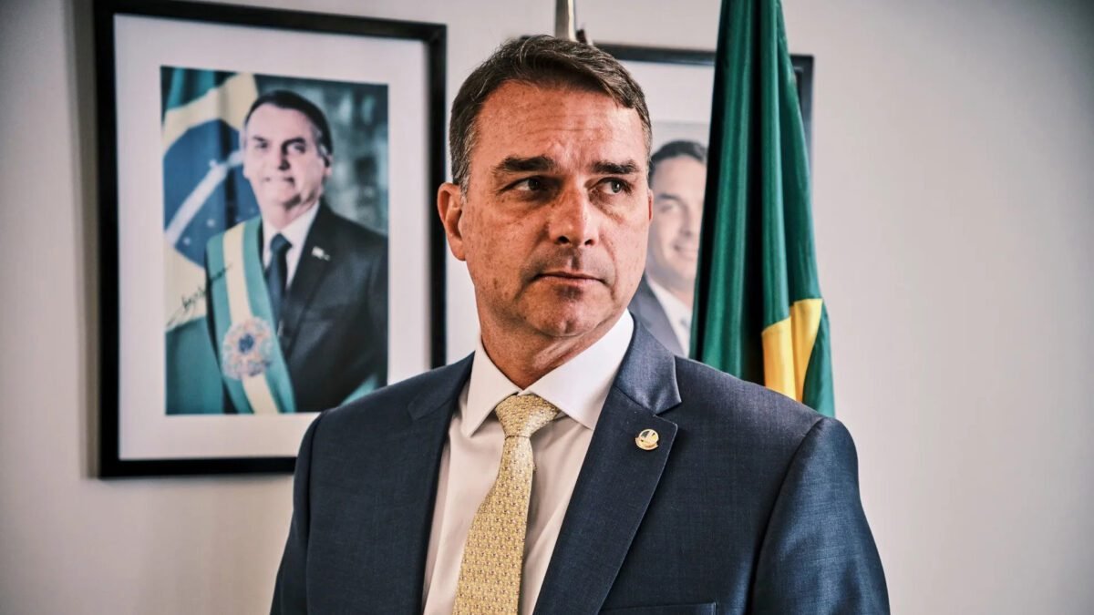 Flávio Bolsonaro lidera uma oposição cada vez mais unida para as eleições presidenciais de outubro