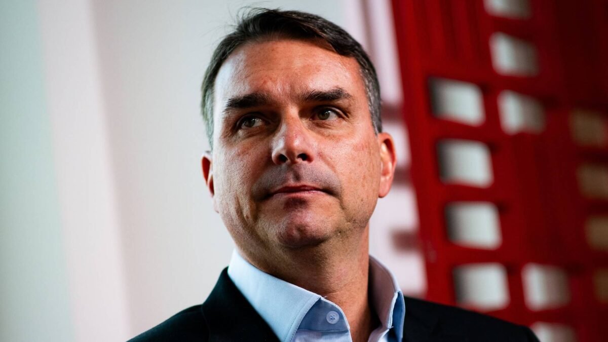 O poder da tirania versus a popularidade de Flávio Bolsonaro