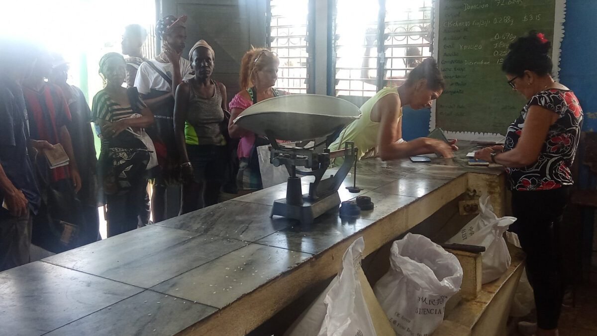 De centros de abastecimento a antros de miséria: a crise das mercearias em Cuba