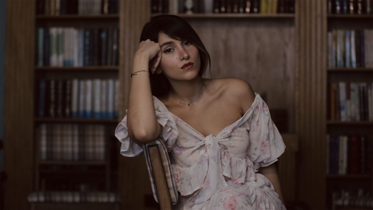 Absurdo: Irã condena cantora a 74 chicotadas por realizar um show virtual sem véu